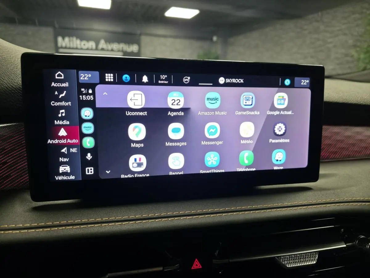 Écran tactile central du tableau de bord de l'Alfa Romeo Tonale 2023, affichant les applications connectées.