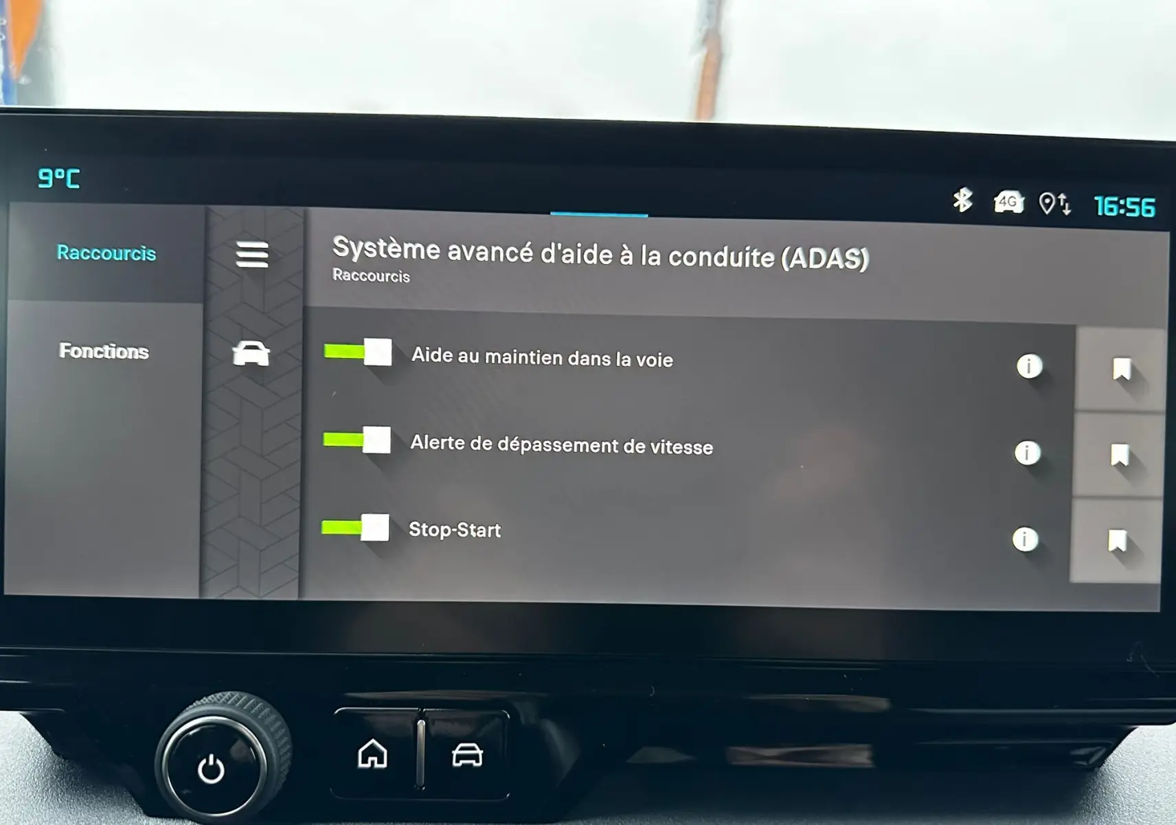 Écran tactile du système d’aide à la conduite du Citroën Berlingo 2025, affichant les options ADAS.