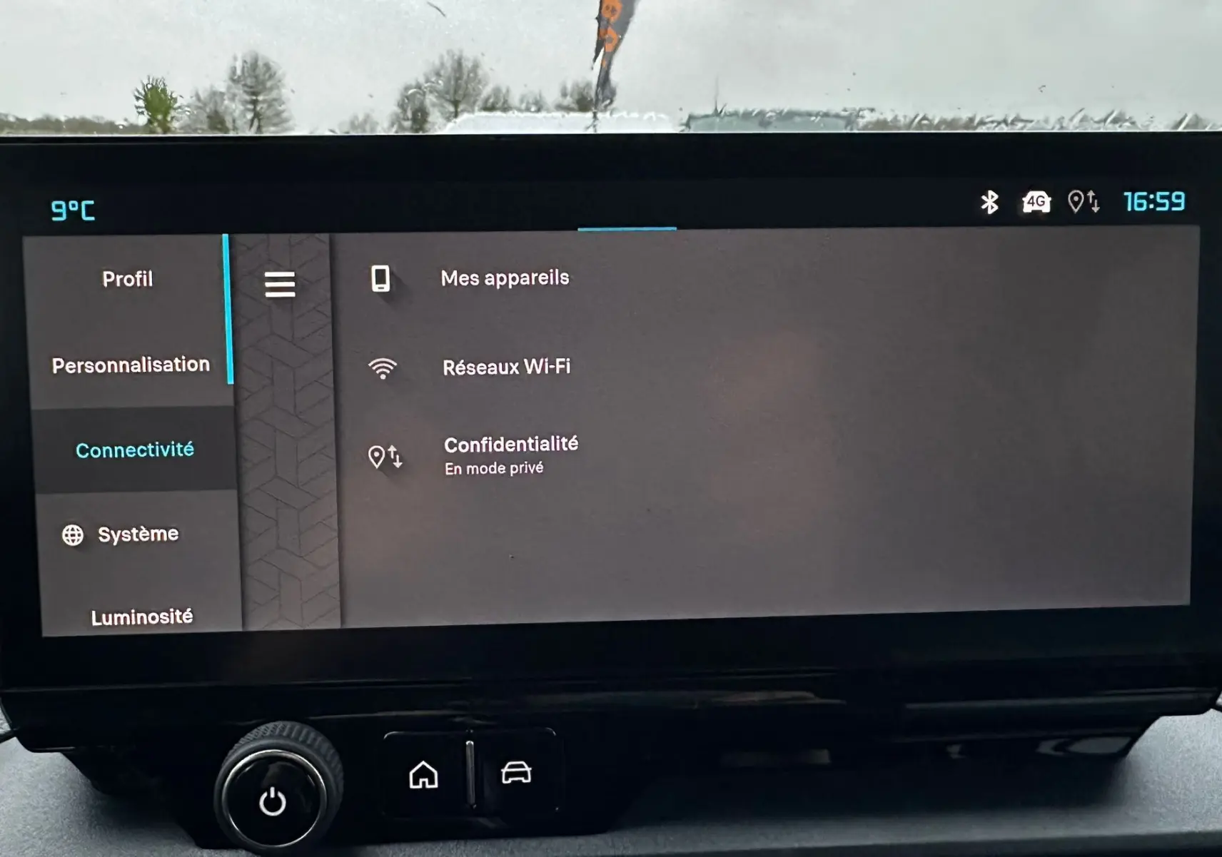 Écran tactile central du Citroën Berlingo 2025 affichant les réglages de connectivité, vue intérieure frontale.