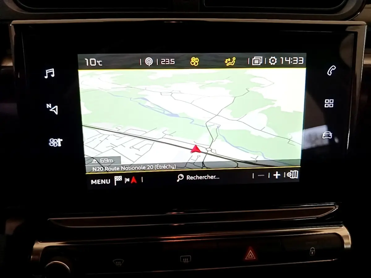 Écran tactile central du système de navigation de la Citroën C3 blanche, affichant une carte en couleur.