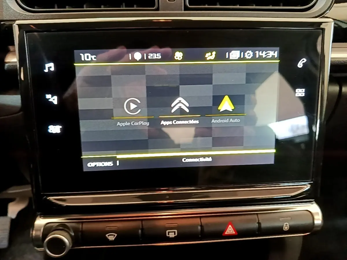 Écran tactile central de la Citroën C3 blanche 2021 affichant Apple CarPlay et Android Auto.