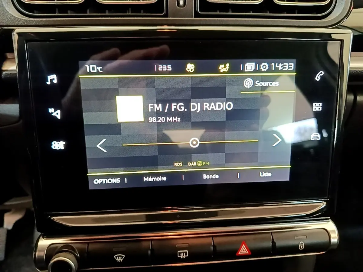 Écran tactile central de la Citroën C3 blanche 2021 affichant la radio FM avec commandes tactiles autour.