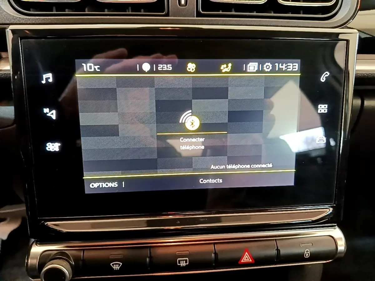 Écran tactile central de la Citroën C3 blanche de 2021 affichant la connexion Bluetooth, vue intérieure frontale.