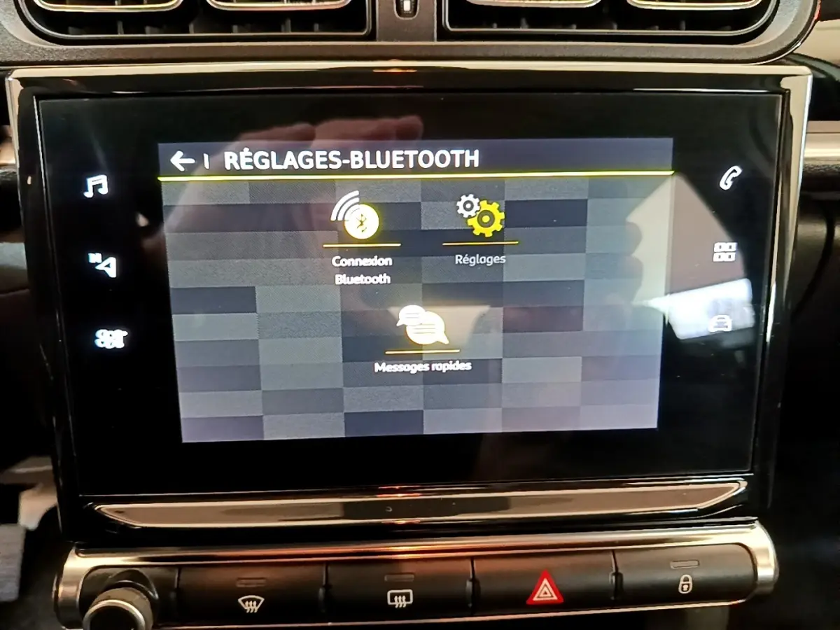 Écran tactile central de la Citroën C3 blanc, affichant le menu réglages Bluetooth en intérieur.
