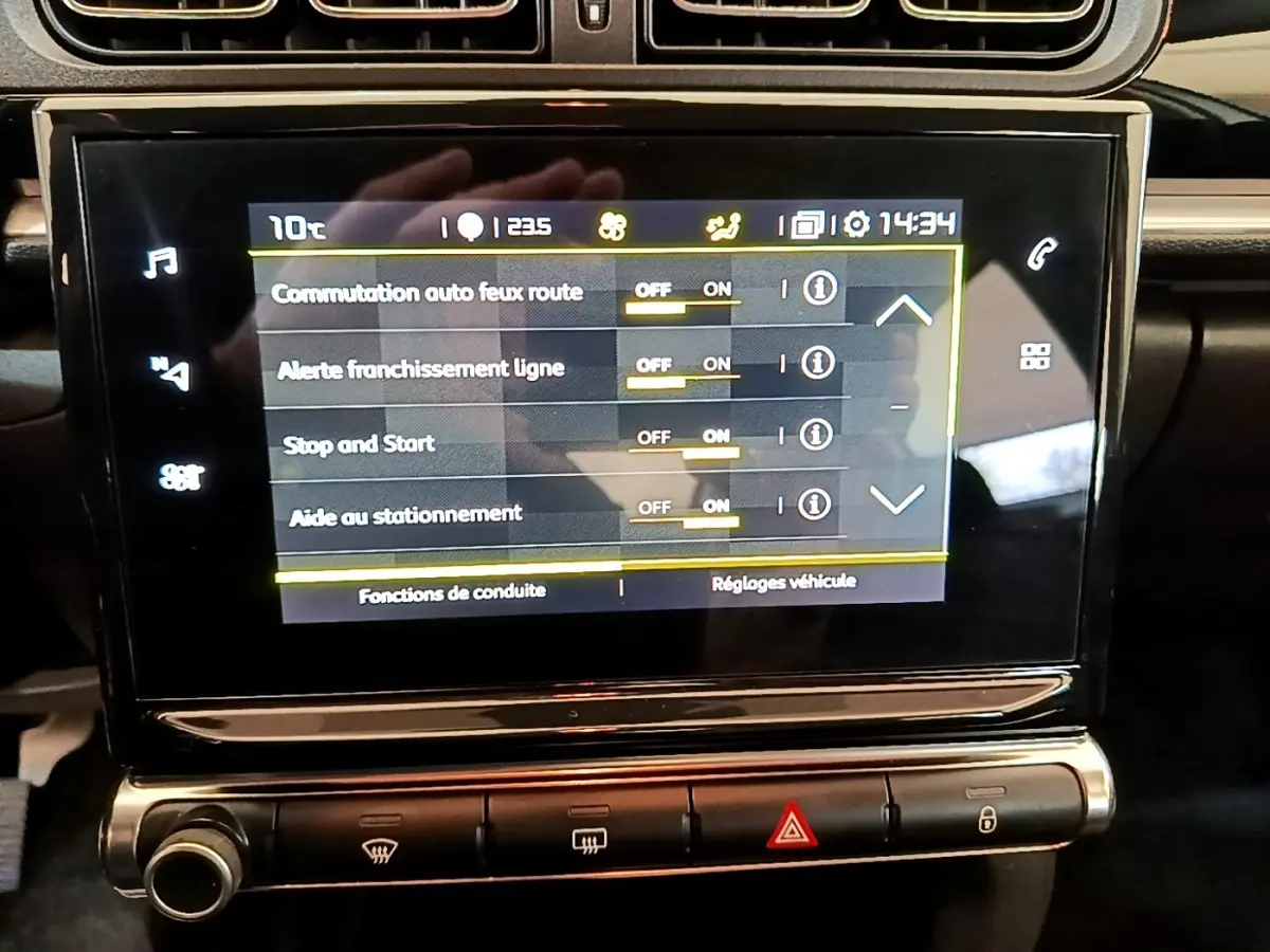 Écran tactile central affichant les réglages d’aide à la conduite dans l’habitacle d’une Citroën C3 blanche.