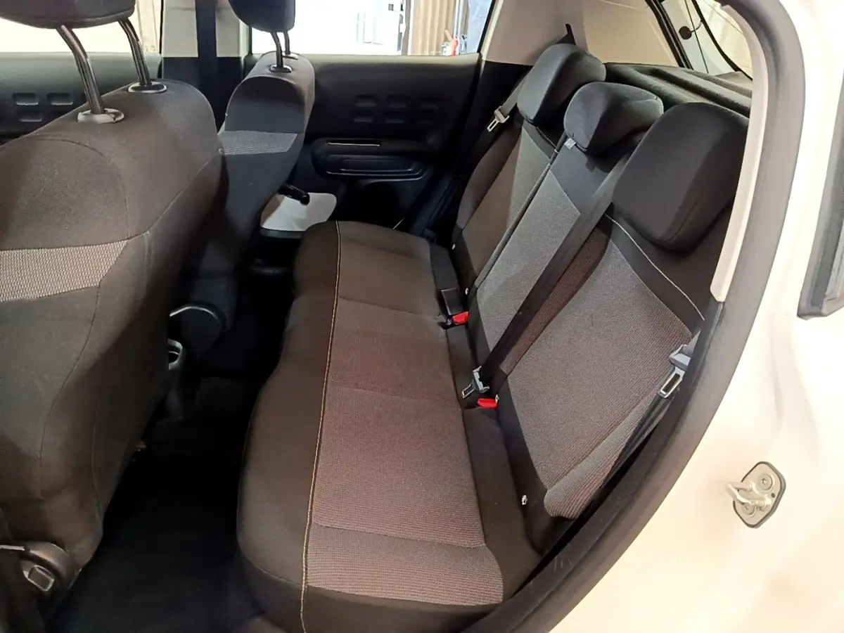 Vue intérieure arrière côté droit de la banquette tissu gris foncé de la Citroën C3 blanche 2021.
