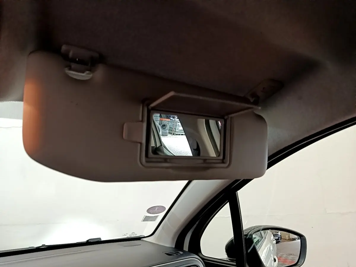 Intérieur de la Citroën C3 blanche 2021, vue côté droit sur pare-soleil avec miroir et rétroviseur extérieur.