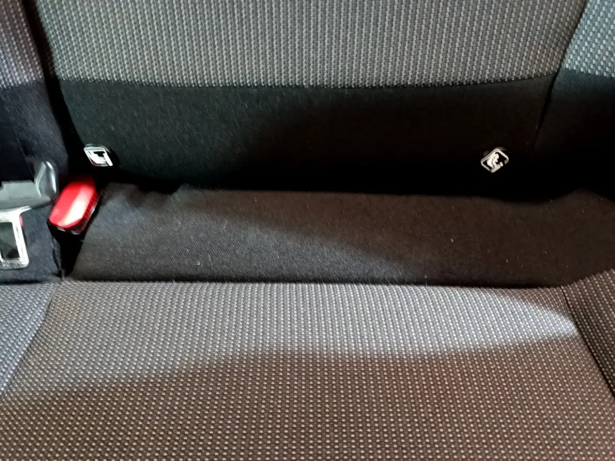 Gros plan sur la banquette arrière noire et grise de la Citroën C3 PureTech 110 Shine Business, avec ceinture rouge visible.