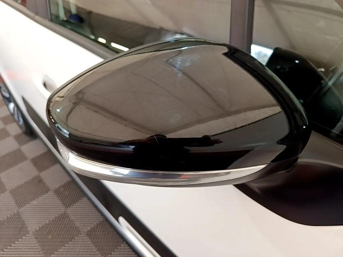 Rétroviseur noir côté gauche d'une Citroën C3 blanche PureTech 110 Shine Business vue en gros plan.