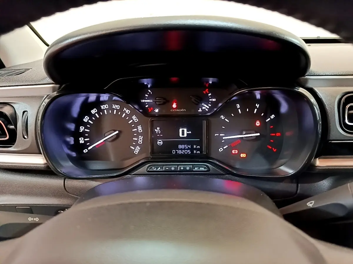 Vue rapprochée du tableau de bord numérique de la Citroën C3 blanche, affichant la vitesse à 0 km/h.