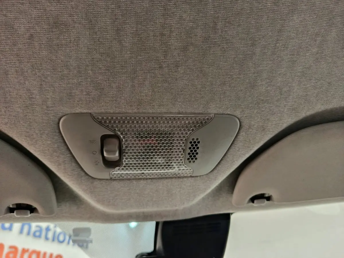 Plafonnier intérieur gris avec interrupteur, vue du toit de la Toyota Aygo 2016.