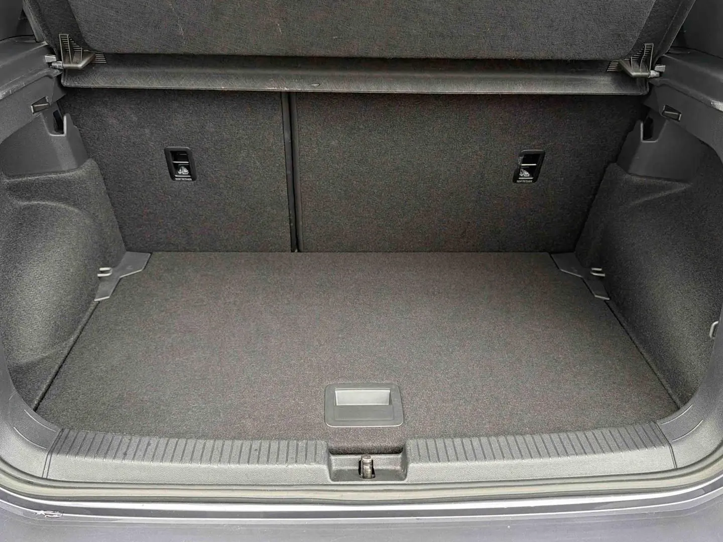 Coffre ouvert gris du Volkswagen T-Cross 2025, montrant un espace de chargement propre et bien fini.