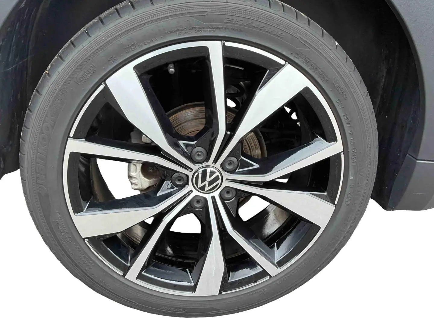 Gros plan sur la jante alliage léger 18 pouces Misano bicolore noir et argent du Volkswagen T-Cross gris 2025.