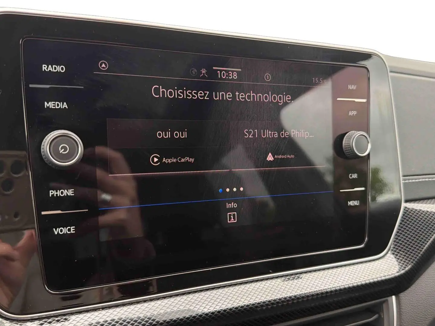 Écran tactile central du Volkswagen T-Cross 2025 affichant le menu de sélection Apple CarPlay et Android Auto.