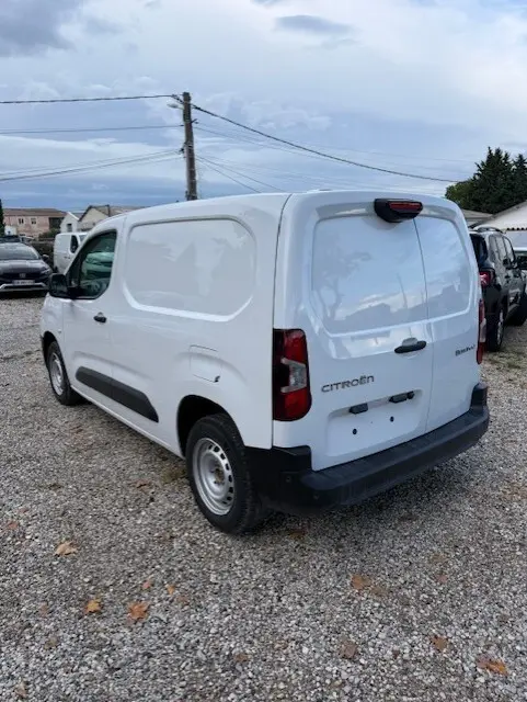 Vue 3/4 arrière droite d’un Citroën Berlingo blanc 2026 version Van Diesel, avec portes arrière pleines et feux rouges verticaux.