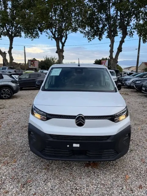 Vue de face du Citroën Berlingo blanc 2026, version Van M Diesel 100 ch, avec calandre noire et phares allumés.