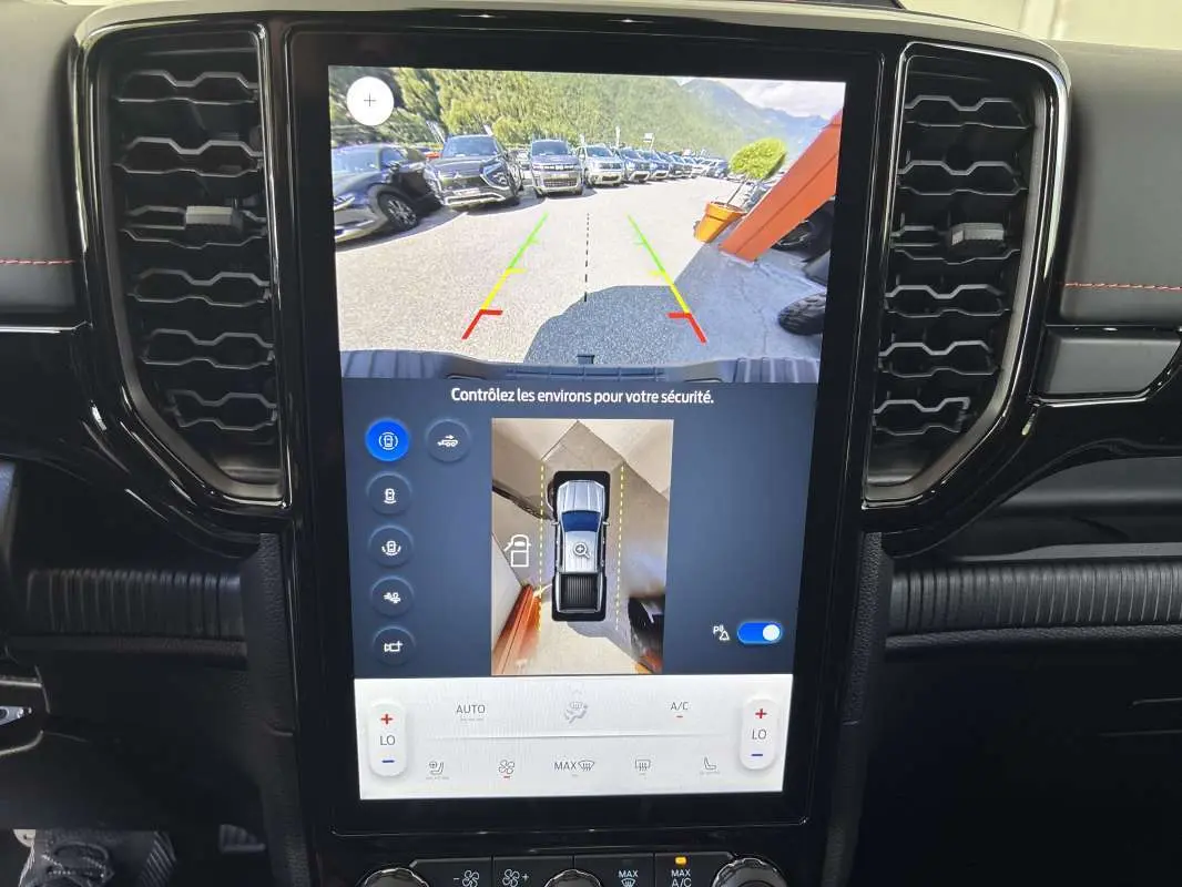 Vue rapprochée de l’écran central tactile du Ford Ranger gris carbone 2026 affichant la caméra 360° et l’aide au stationnement.