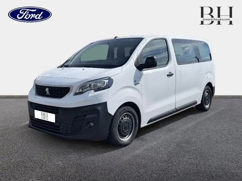 Peugeot Expert Fourgon blanc banquise vu en 3/4 avant droit, avec portes battantes arrière et vitres teintées.