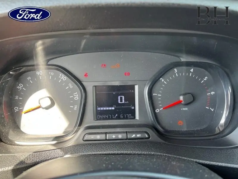 Tableau de bord du Peugeot Expert Fourgon blanc, affichant compteur vitesse et compte-tours au ralenti.