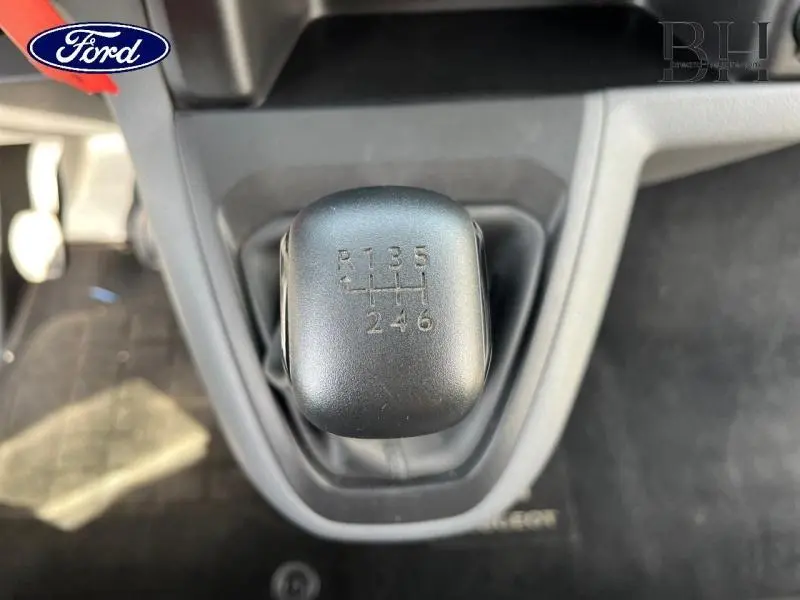 Gros plan sur le levier de vitesses manuel noir du Peugeot Expert Fourgon blanc Banquise, montrant les six rapports et la marche arrière.