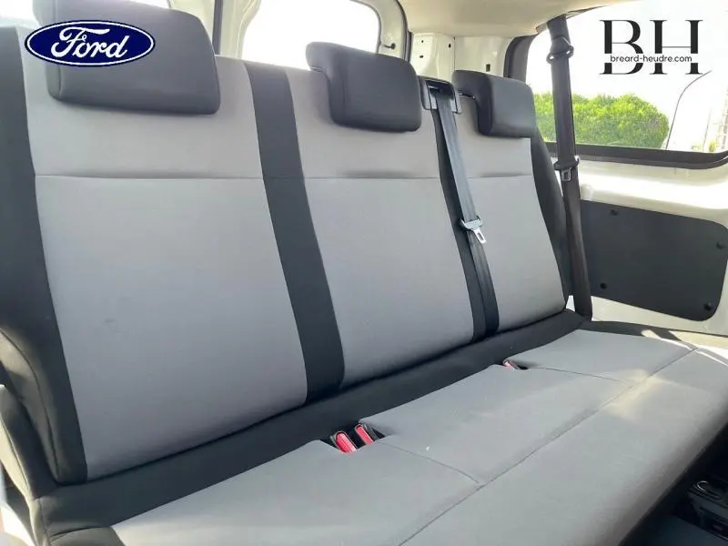 Vue intérieure sur la banquette arrière grise et noire du Peugeot Expert Fourgon blanc, avec ceinture de sécurité visible côté droit.