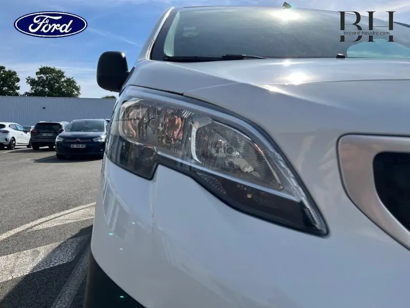 Gros plan sur le phare avant gauche du Peugeot Expert Fourgon blanc Banquise, mettant en valeur son design moderne.