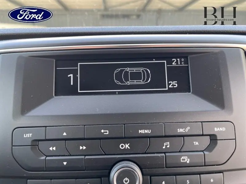 Affichage central du tableau de bord du Peugeot Expert Fourgon blanc, montrant l'ordinateur de bord et la température extérieure.