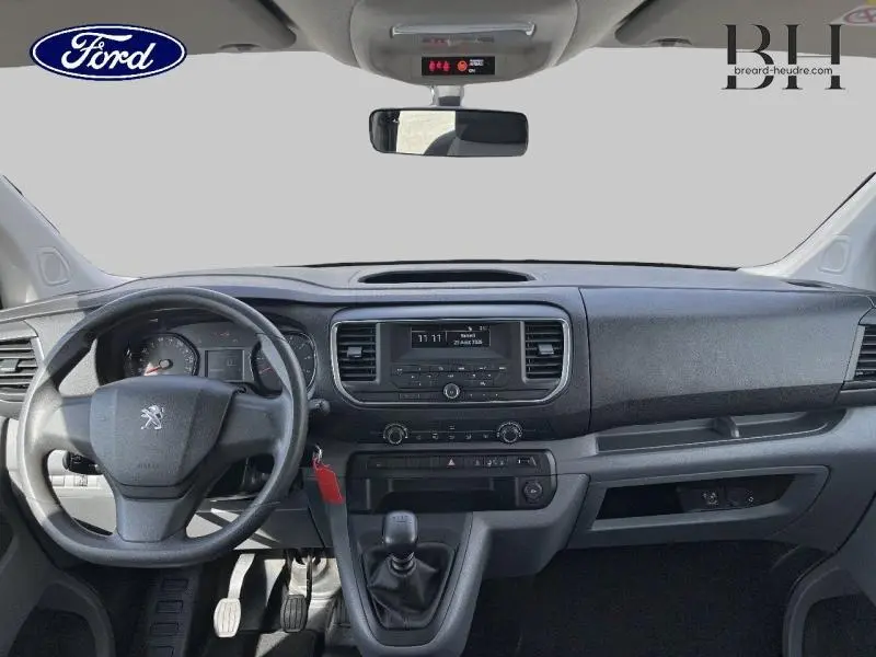 Vue intérieure frontale du tableau de bord et volant Peugeot Expert Fourgon 2017, finition simple et fonctionnelle.