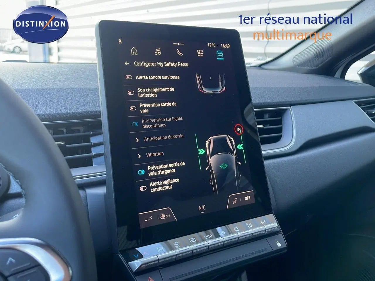 Écran tactile central du tableau de bord du Renault Captur E-Tech blanc nacré, affichant les options d'aide à la conduite.