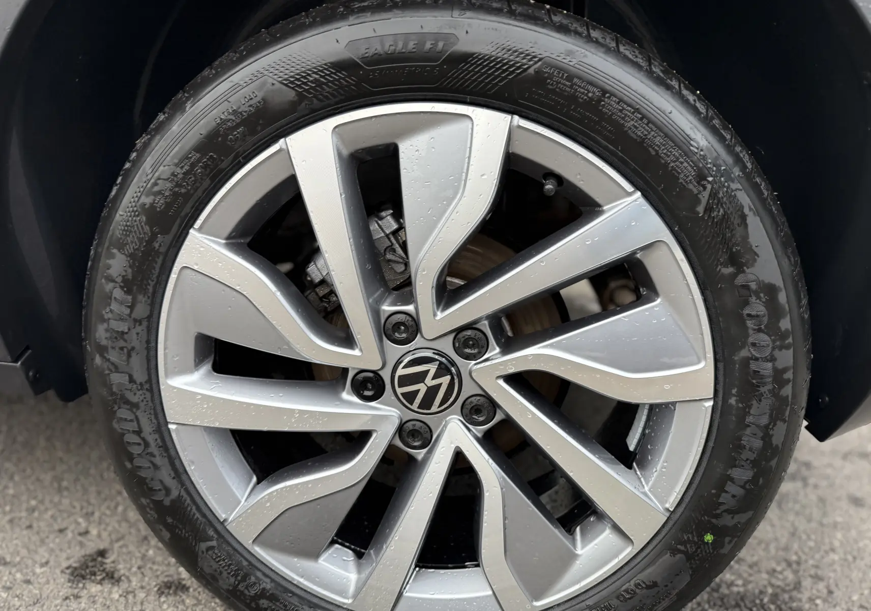 Gros plan sur la jante argentée en alliage du Volkswagen T-Roc 2025, avec pneu Goodyear et logo VW central.