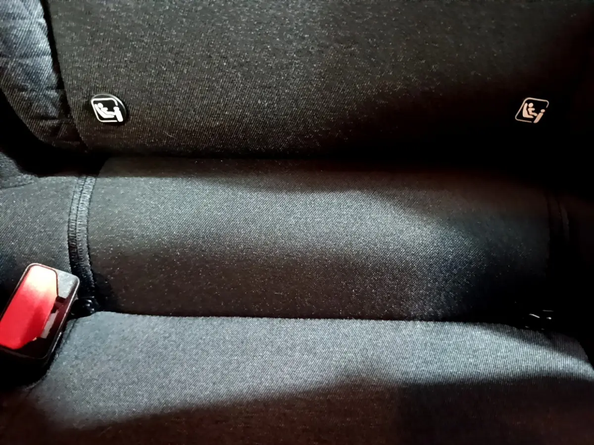 Gros plan sur la banquette arrière noire du Renault Captur 2023 avec indication Isofix et boucle de ceinture rouge visible.