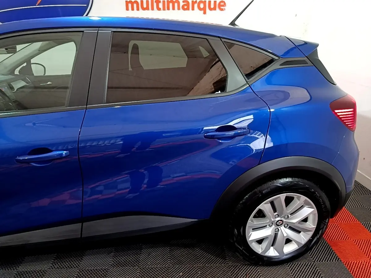 Vue côté droit arrière du Renault Captur bleu 2023 avec jantes alliage et feux arrière LED distinctifs.