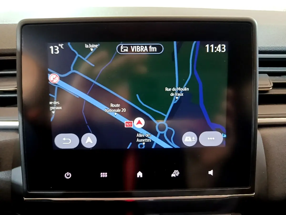 Écran tactile central du tableau de bord du Renault Captur bleu, affichant la navigation en vue 3D.