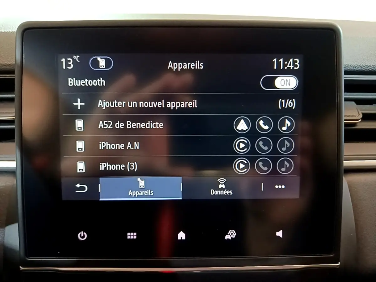 Écran tactile central du tableau de bord du Renault Captur bleu, affichant le menu Bluetooth et les appareils connectés.