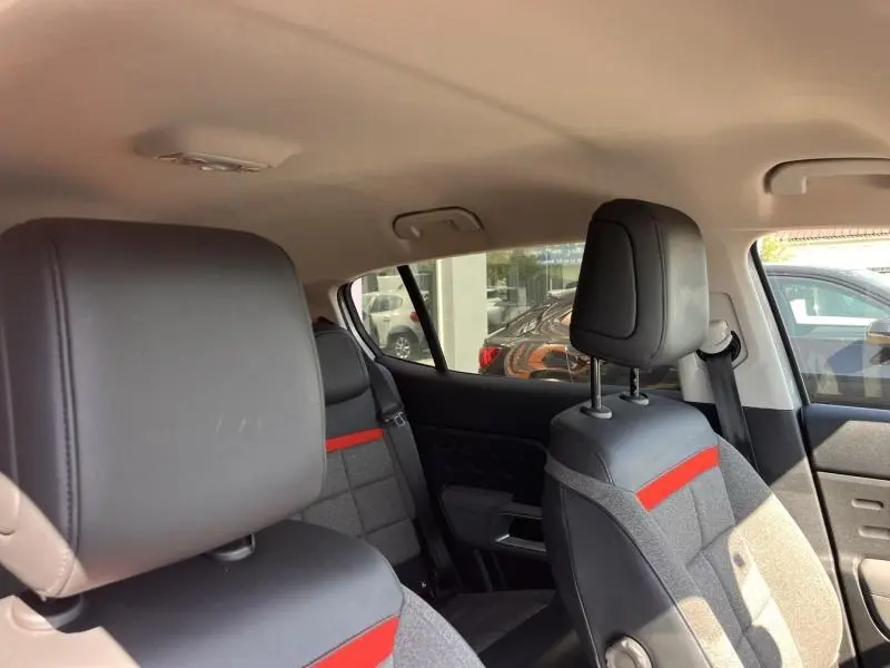 Vue intérieure côté droit des sièges avant et arrière gris avec bande rouge du Citroën C5 Aircross 2019.