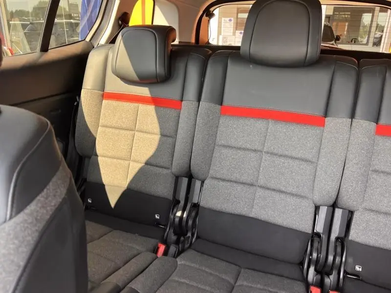Vue intérieure sur les trois sièges individuels arrière gris et noirs avec bande rouge du Citroën C5 Aircross 2019.