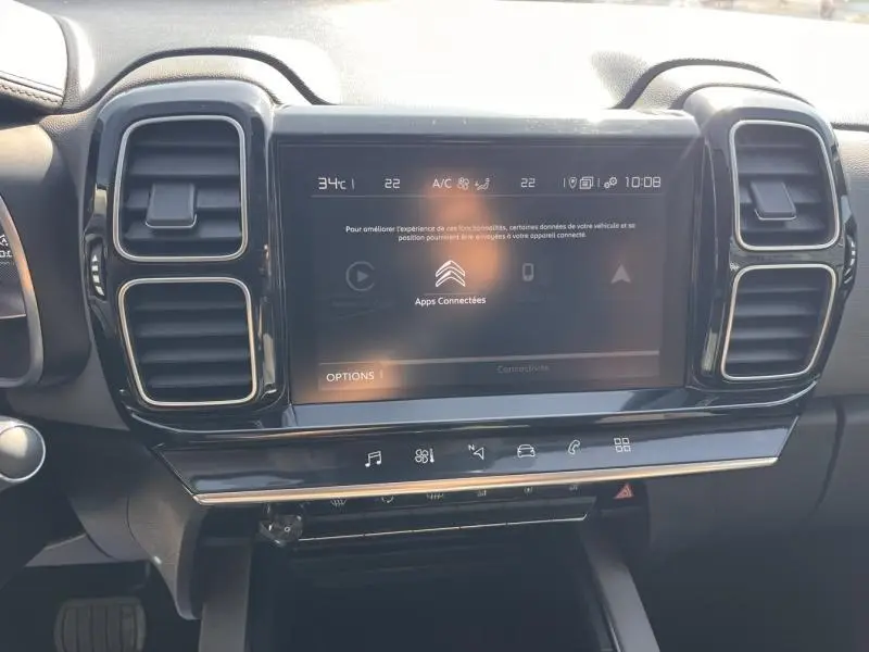 Vue rapprochée du tableau de bord noir du Citroën C5 Aircross 2019 avec écran tactile central et aérateurs verticaux.