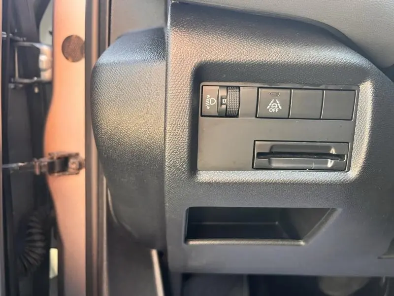 Détail du tableau de bord côté gauche du Citroën C5 Aircross 2019 gris, avec commandes d'éclairage et d'aide à la conduite.