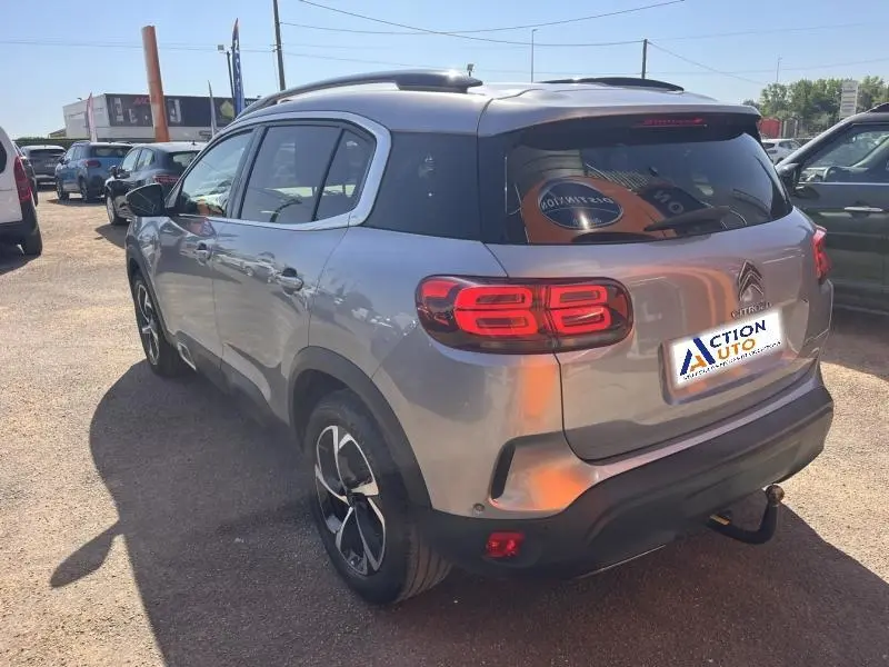 Vue 3/4 arrière droite d’un Citroën C5 Aircross gris avec feux arrière LED et jantes alliage 18 pouces.