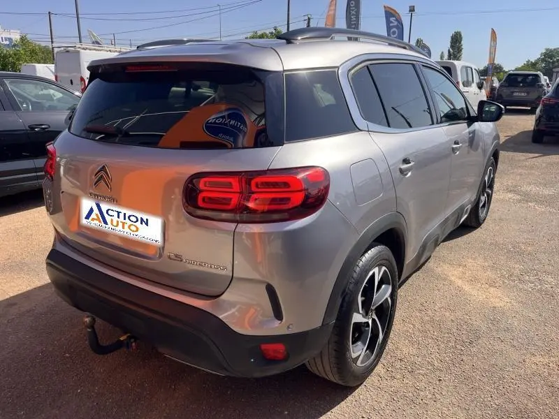 Vue 3/4 arrière droite d'un Citroën C5 Aircross gris avec feux LED et jantes alliage 18 pouces diamantées.