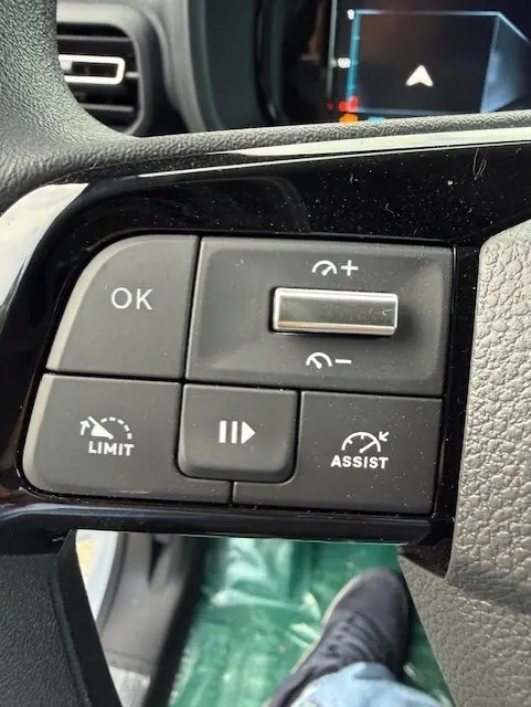 Gros plan sur les commandes au volant du Citroën Berlingo blanc 2026, version Van M Diesel 100 ch manuelle.