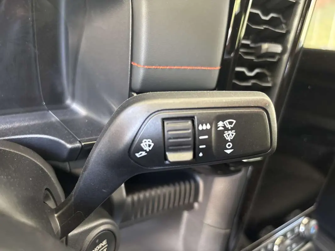 Gros plan sur la commande de l’essuie-glace dans l’habitacle noir du Ford Ranger gris carbone 2026.