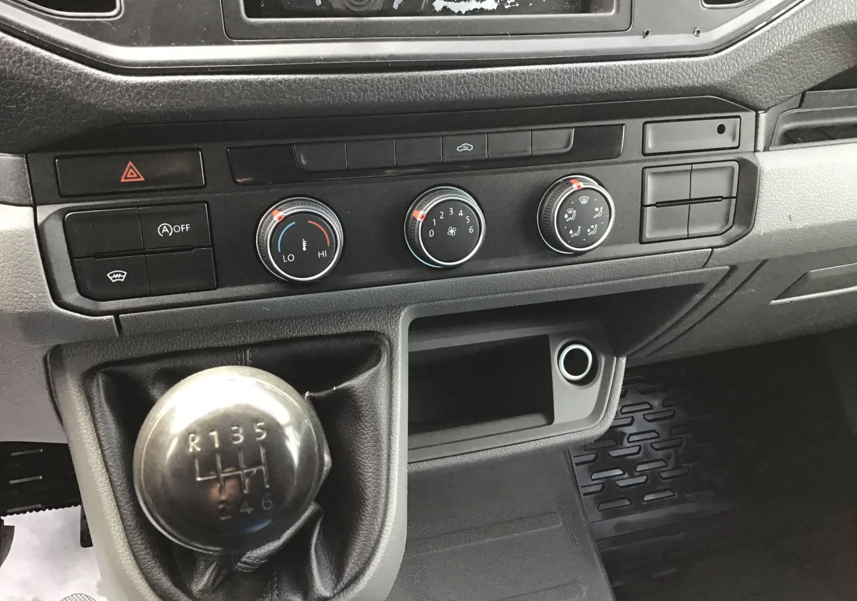 Gros plan sur la console centrale et le levier de vitesses manuel du Volkswagen Crafter Chassis Cabine 2017.