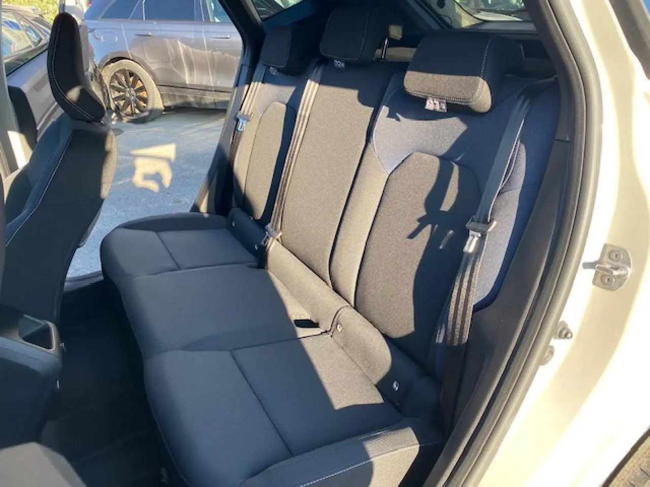 Vue intérieure sur la banquette arrière noire du Dacia Duster beige sandstone 2025, côté droit avec ceinture de sécurité visible.