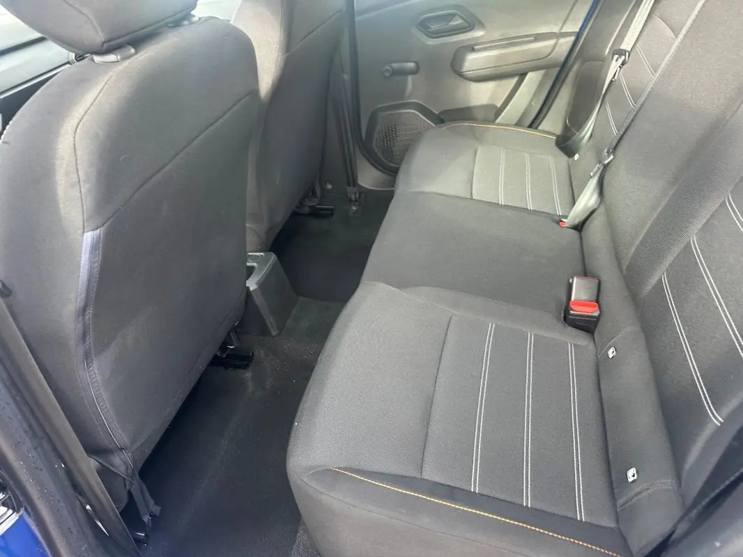 Vue intérieure des sièges arrière noirs de la Dacia Sandero Stepway 2021, côté droit avec ceinture et fixations ISOFIX visibles.