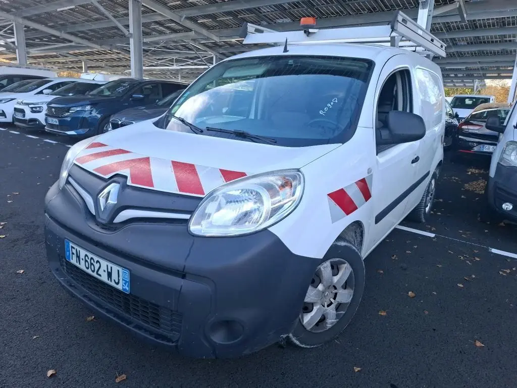 Vue 3/4 avant gauche d’un Renault Kangoo blanc 2020 avec bandes rouges diagonales sur capot et porte avant.