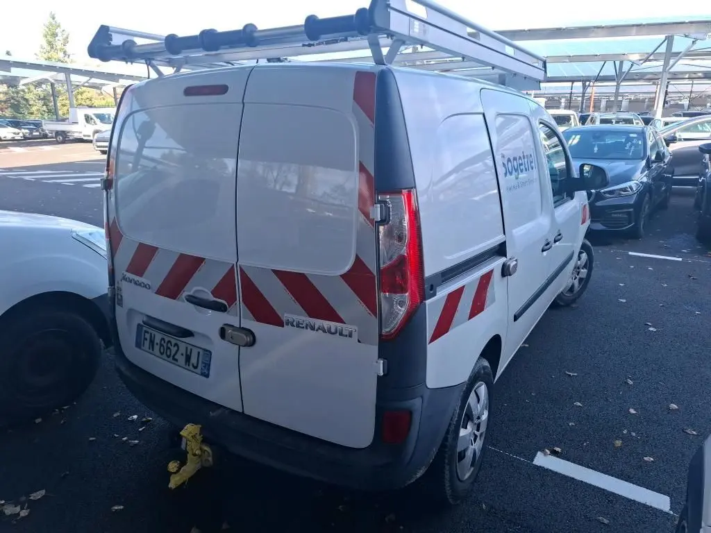 Vue de profil côté gauche d’un Renault Kangoo blanc 2020 utilitaire avec bandes rouges réfléchissantes sur l’aile avant et arrière.