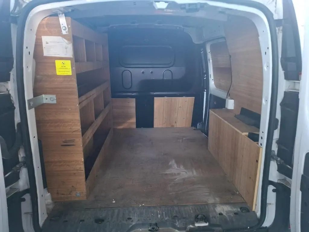 Vue 3/4 arrière droite d’un Renault Kangoo blanc 2020 avec bandes rouges réfléchissantes et plaque Abeilhe Autos.