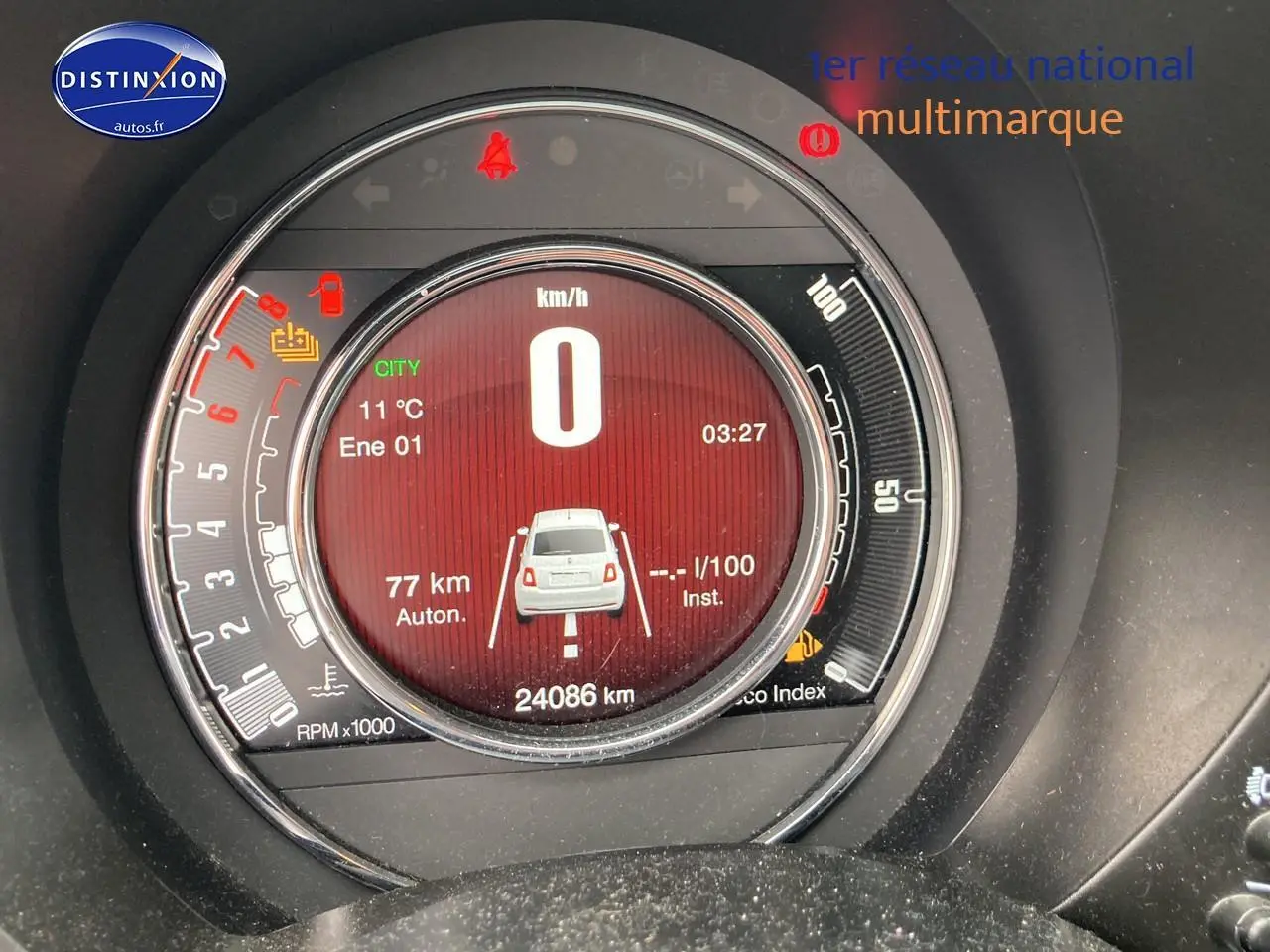 Vue rapprochée du tableau de bord numérique de la Fiat 500 bleu, affichant la vitesse à 0 km/h et divers indicateurs.