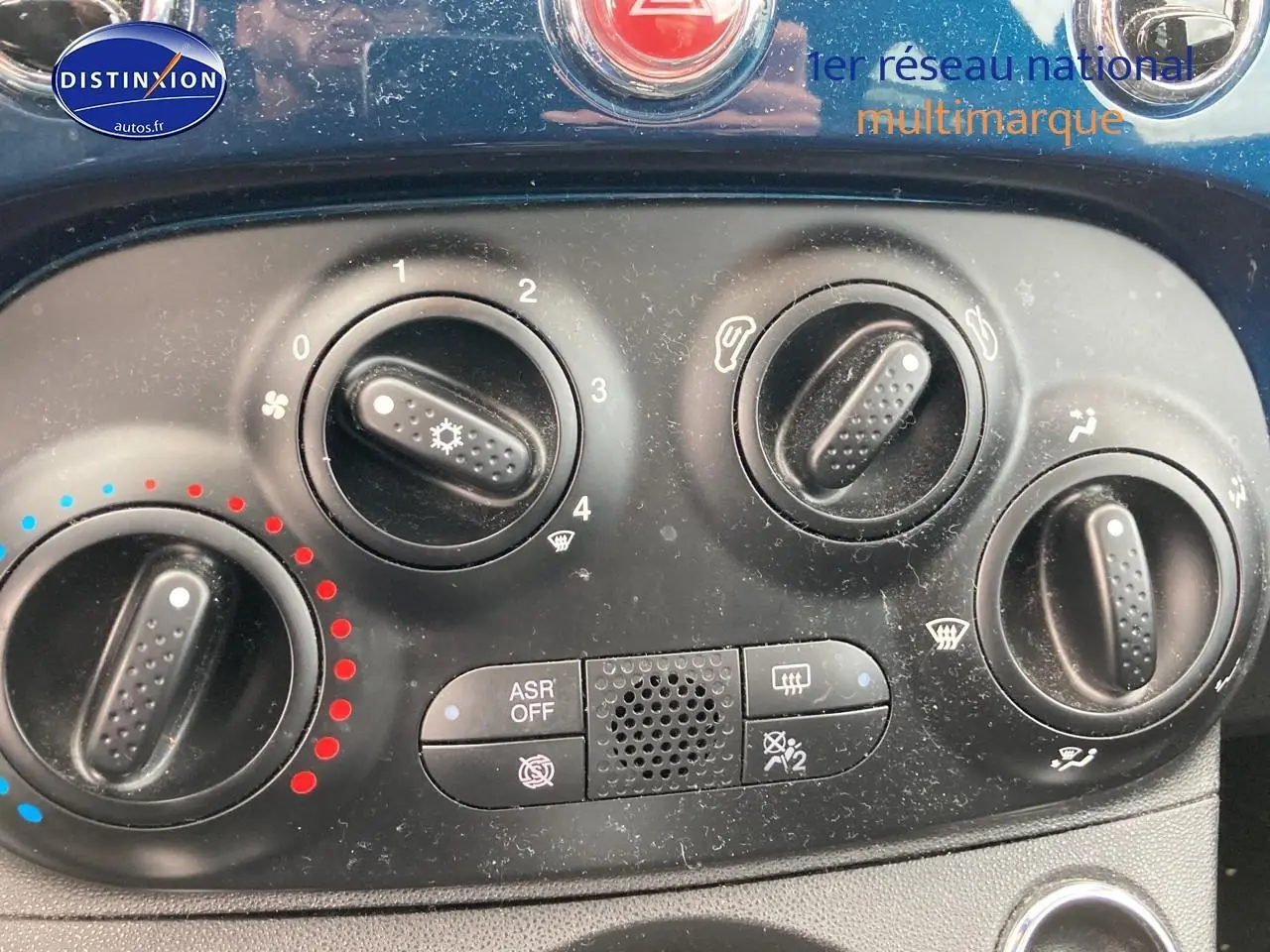 Gros plan sur les commandes de climatisation et ventilation d'une FIAT 500 bleu, version 1.0 70 bsg dolcevita.
